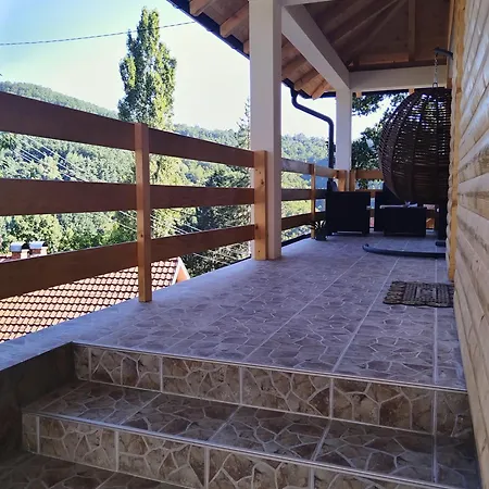 Stari Hrast 2 *